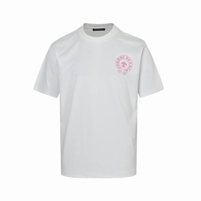 Chrome Hearts 克罗心 25Ss 梵文马蹄印花短袖 定织定染300G纯棉双纱紧密棉面料，触感细腻厚实柔软，透气舒适。本款单品以梵文字体为主要元素，搭