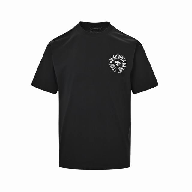 Chrome Hearts 克罗心 25Ss 马蹄梵文印花短袖 定织定染300G纯棉双纱紧密棉面料，触感细腻厚实柔软，透气舒适。本款单品以梵文字体为主要元素，搭