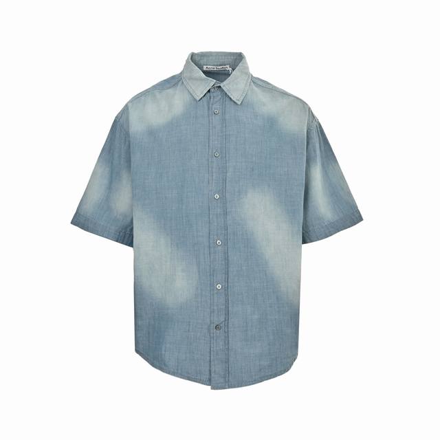 Acne Studios 25Ss 1996标语亚麻牛仔短袖衬衫 定制亚麻牛仔面料，区别于传统纯棉牛仔布，Acne将亚麻纤维混入丹宁底布，通过定制纺纱工艺调整亚