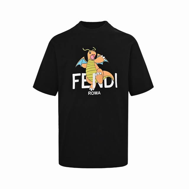 Fendi 芬迪 24Ss 宝可梦联名小火龙印花短袖 采用300克丝光双面面料，1*1罗纹，绒面发泡印花，整件成衣总共用了12张菲林，印完之后再通过高温来进行绒
