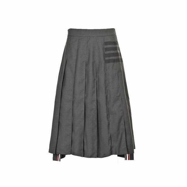 Thom Browne 汤姆布朗 色织黑杠百褶长裙 搭配什么都是超级协调好看的 定制圆头三色拉链，前短后长设计，每一个百褶摆都是经过车工加工定型的，所以完全不用