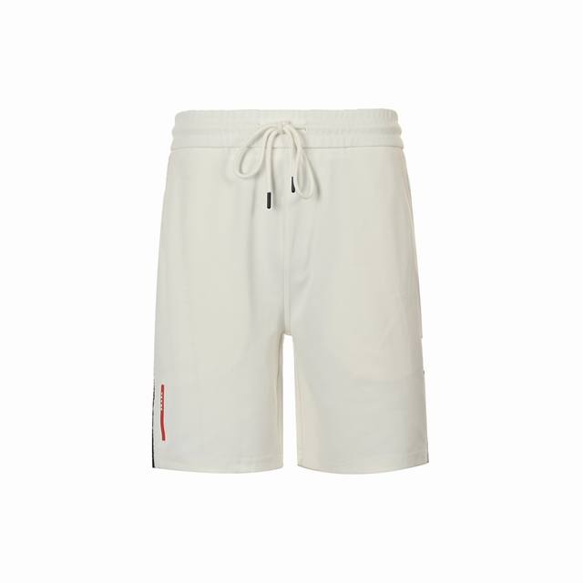 Prada 普拉达 24Ss 红色Logo胶条条纹短裤 男女同款全新美学灵感趣味设计,渠道性质精品。让整体造型设计更加优雅时尚， 今夏最火系列，无数明星潮人追捧