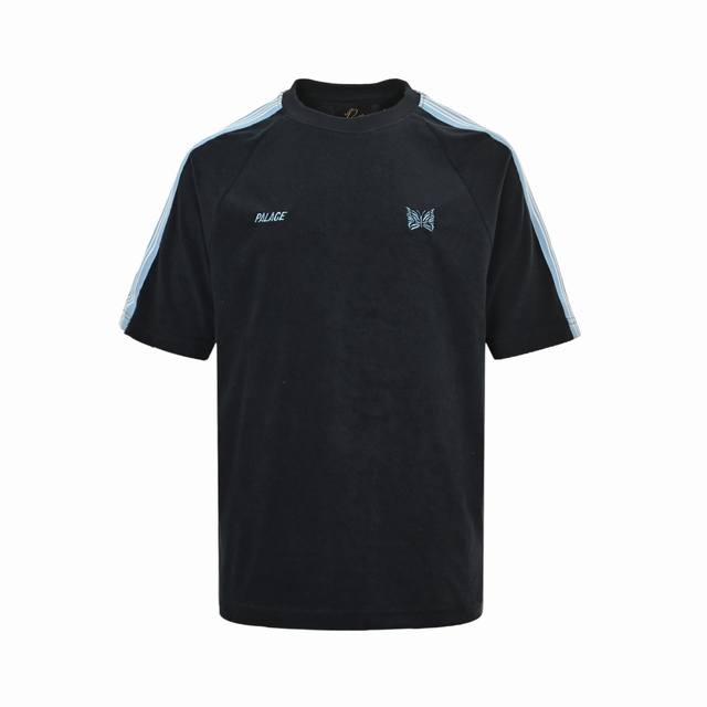 Palace & Needles 25Ss 蝴蝶标识织带短袖 采用80%棉+20%涤纶定染毛巾布，经三次水洗定型处理，确保95%超高颜色还原度。独特的毛圈结构带
