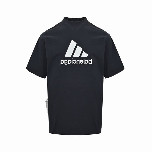 Balenciaga & Adidas 联名款镜像Logo刺绣双面穿短袖 直线挺直，曲线圆顺；针迹整齐，边缘无参差现象；绣面平服，丝缕不歪斜；针距一致，不露底，