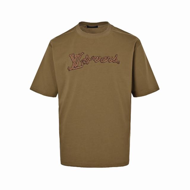 Louis Vuitton 路易威登 24Ss 麻绳绳结刺绣短袖 Lovers刺绣贴饰融入24秋冬秀场的套索Ropes元素风格，与后部路易标识相映成趣，优雅设计