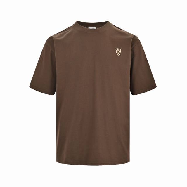 Burberry 巴宝莉 24Ss 胸口刺绣小标短袖 面料为60S双股双纱 %全棉面料刺绣采用进口绣花机器高达13万针数刺绣，先打底再印色再包边共用35道工艺完