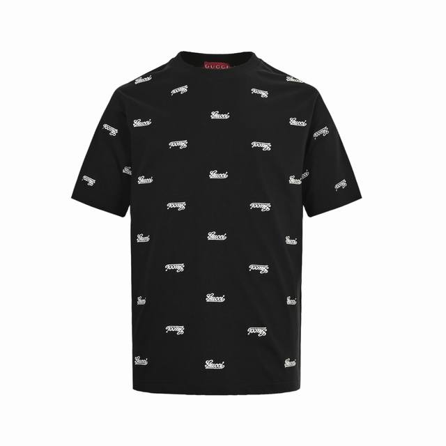 Gucci 古驰 24Ss 满幅刺绣Logo短袖 早秋系列以现代视角焕新诠释品牌经典设计元素和精致图案。这款休闲T恤以质地柔软的针织棉匠心打造，通体缀饰手写体G