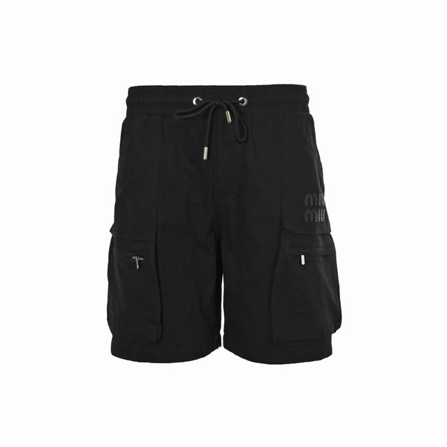 Miu Miu 缪缪 25Ss 刺绣徽标工装短裤 面料采用360克梭织面料，订染颜色后整蚀毛处理，对照原版做丝滑超柔处理，布面肌理股线清晰明显，垂感一级棒，做工