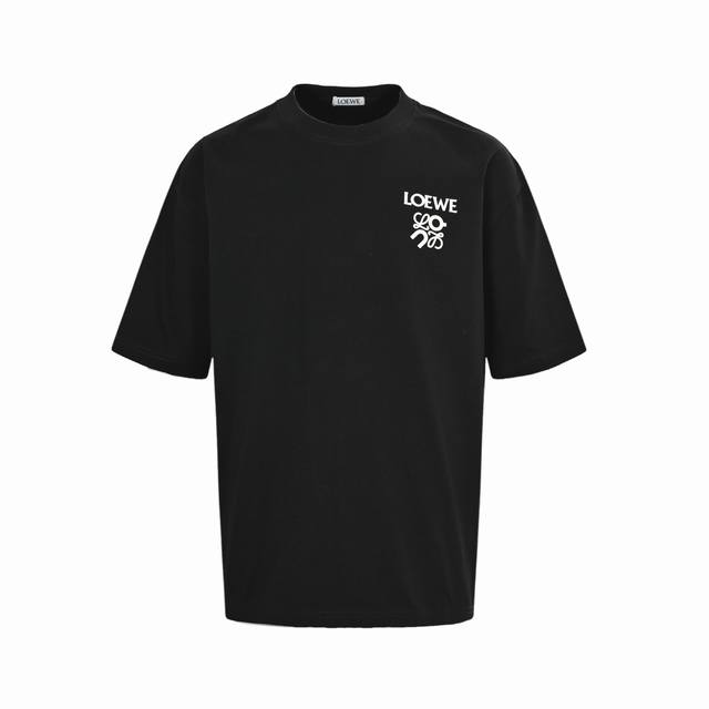 Loewe 罗意威 25Ss 昂跑小标压胶印花短袖 面料采用定制240G 26支特滑双股精棉平纹高密无尘全棉布料。前幅高密度加厚，走线平整，代工品质，全套定制辅