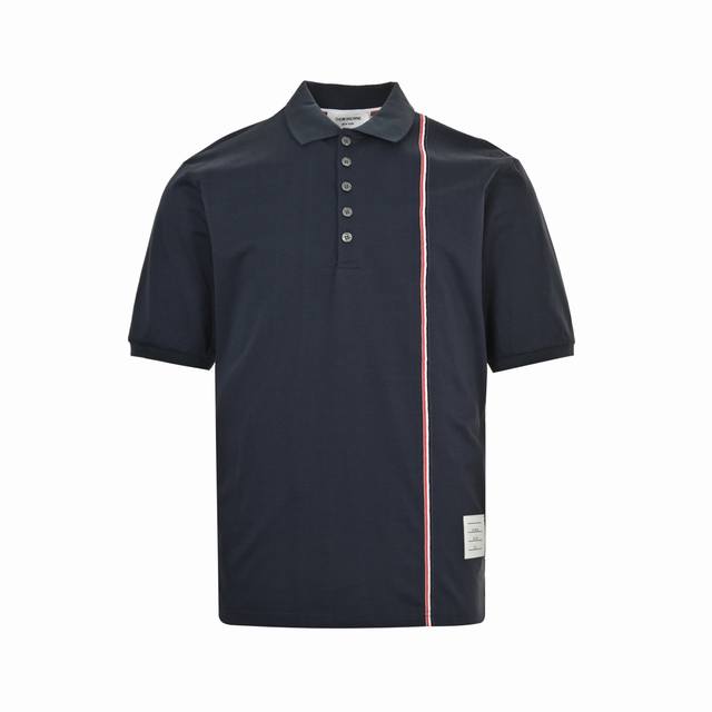Thom Browne 汤姆布朗 侧织带珠地棉Polo短袖 面料甄选32支双纱全棉珠地棉克重 克，还原原版，前片胸口织带采用色织工艺，需要将织带织进面料中，起订