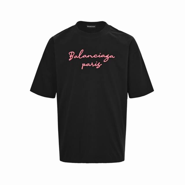 Balenciaga 巴黎世家 25Ss 粉色字母压胶短袖 面料采用定制240G 26支特滑双股精棉平纹高密无尘全棉布料。前幅高密度加厚，走线平整，代工品质，全