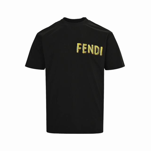 Fendi 芬迪 25Ss 手绘字母印花短袖 采用手工绘画工艺 面料采用冰感索罗娜高端布料 Os落肩版型，时尚又个性，超级百搭的一款！螺纹领口不松垮 高温固色