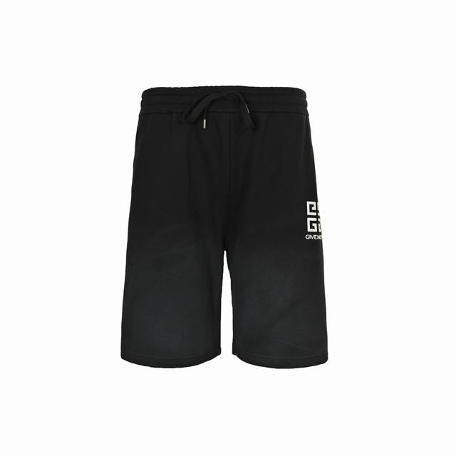 Givenchy 纪梵希 25Ss 喷墨渐变做旧胶印宫格短裤 精心定制 400 克毛圈面料，质地厚实，不仅手感舒适， 且具有出色的保暖性与吸汗透气性，确保在不同