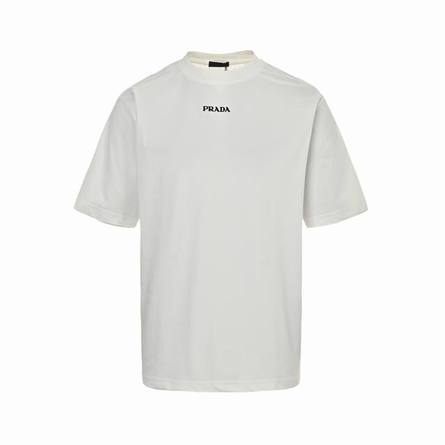Prada 普拉达 25Ss 后背三角标织带短袖 简约百搭经典~神T 简约又高级的设计！ 采用260G洗水纯棉平纹布面料，~亲肤感巨好~男女同款！ 胸前字母小标