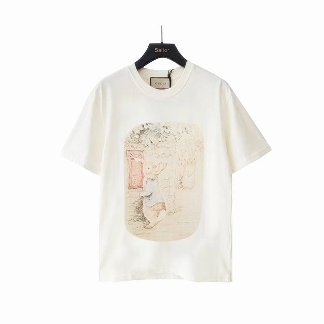 实拍细节图+细节图 Gucci 古驰 彼得兔系列印花短袖 官网同步，专柜纯棉面料！贴肤舒适，耐看又好穿，定制 同缸染面料 手感非常舒服 最新砖柜同步 Os落肩版