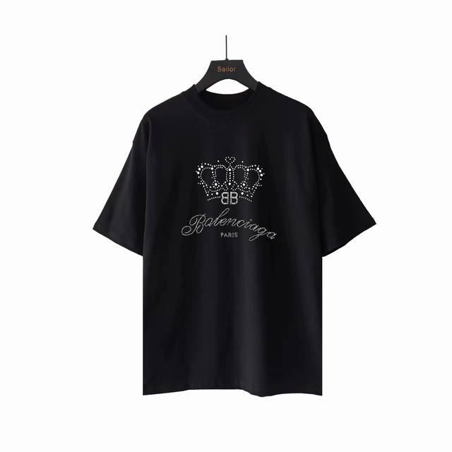 实拍细节图+尺码表 巴黎世家Balenciagg 新款皇冠烫钻洗水短袖 24年主麦上身 前后选用进口奥钻 精密排序后采用重工高温热压至衣身做工完美无瑕 颜色一致
