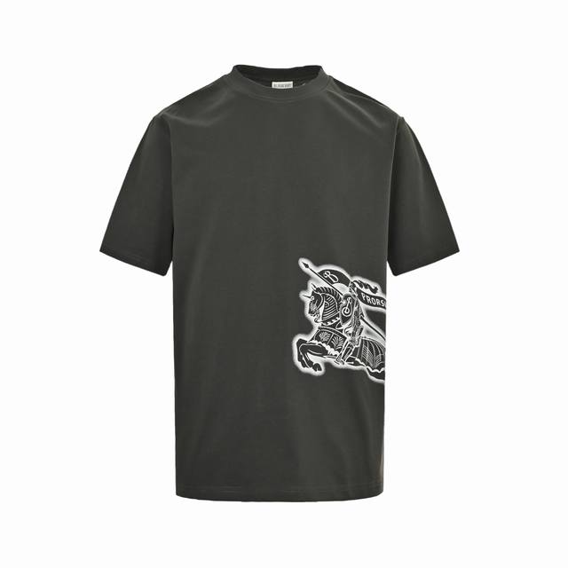 Burberry 巴宝莉 25Ss 素描战马短袖 面料采用定制240G 26支特滑双股精棉平纹高密无尘全棉布料。前幅高密度加厚，走线平整，代工品质，全套定制辅料
