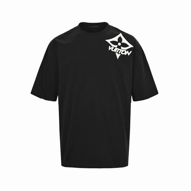 Louis Vuitton 路易威登 25Ss 肩膀十字花压胶短袖 面料采用定制240G 26支特滑双股精棉平纹高密无尘全棉布料。前幅高密度加厚，走线平整，代工