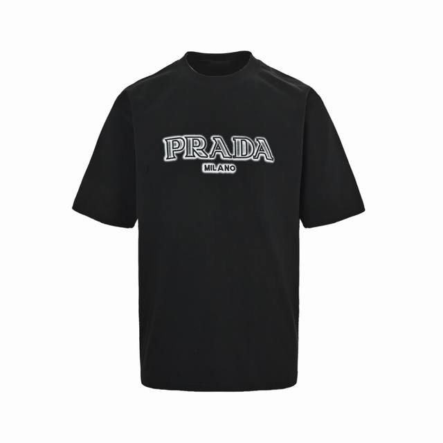 Prada 普拉达 25Ss 刺绣字母后背泼墨三角标短袖 经典胸前Logo泼墨立体刺绣和后背新元素三角标斑驳印花。 260G棉质布料40支双纱面料，无蚀尘毛艺工