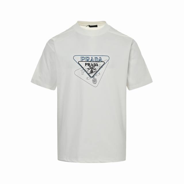 Prada 普拉达 25Ss 重叠三角标刺绣短袖 经典普拉达三角标重叠和新元素绳绣高清生动立体形象。 260G棉质布料40支双纱面料，无蚀尘毛艺工处布理面，纺织