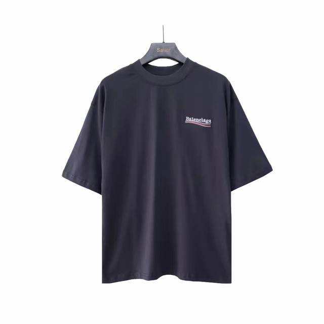 实拍细节图+尺码表 巴黎世家Balenciaga可乐刺绣短袖 记住区分好坏就在刺绣颜色上 此颜色是米白色＋藏青色刺绣 区别于市场白色＋黑色看图打版 在还原正品细