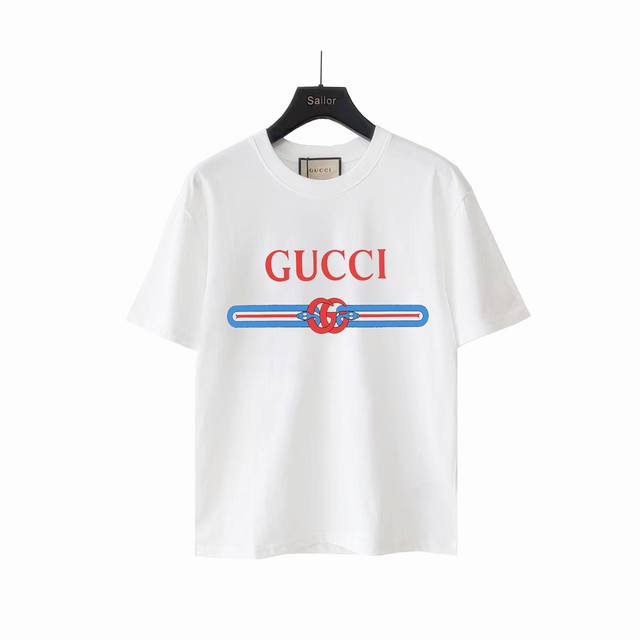实拍细节图+尺码表 Gucci古驰 红蓝双G Logo条纹印花短袖 官方原版,定制32支双纱纯棉面料，克重230G，手感松软细腻又比一般棉布料扎实，舒适透气不易