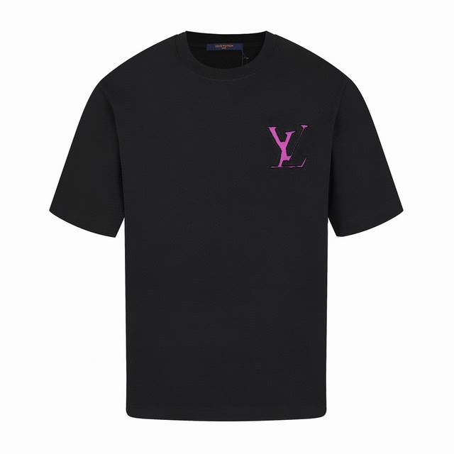 路易威登 Louis Vuitton 夏季新款 拼色苞芯字母刺绣圆领短袖T恤 采用280克洗水纯棉质面料，纯棉透气，日常穿着非常清爽穿感舒适，领口的罗纹针织平整