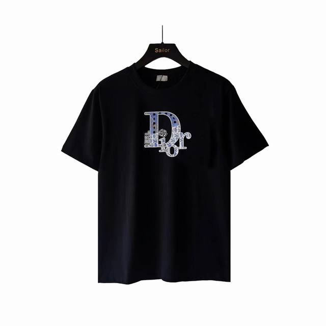 实拍细节图+尺码表 Dior迪奥新款胸前渐变色字母硅胶烫短袖 多样的花朵为Dior标识上衣赋予挚爱浓情 宽松版型显瘦包容性极好 圆领设计修饰了脖颈线条 。胸前的