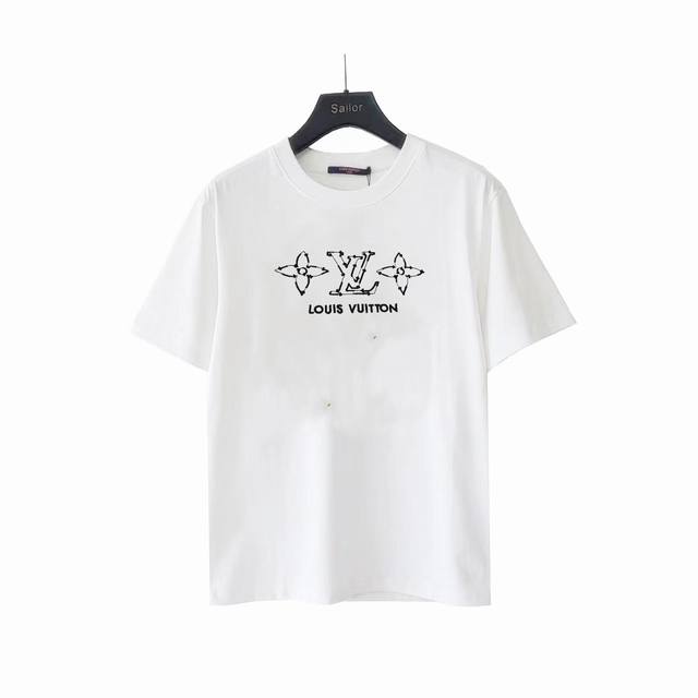 实拍细节图+尺码表 Louis Vuitton 路易威登三花刺绣小标短袖T恤 原版面料 网红明星同款 手感非常舒服 时尚又个性 超级百搭好看的一款 男女都非常合