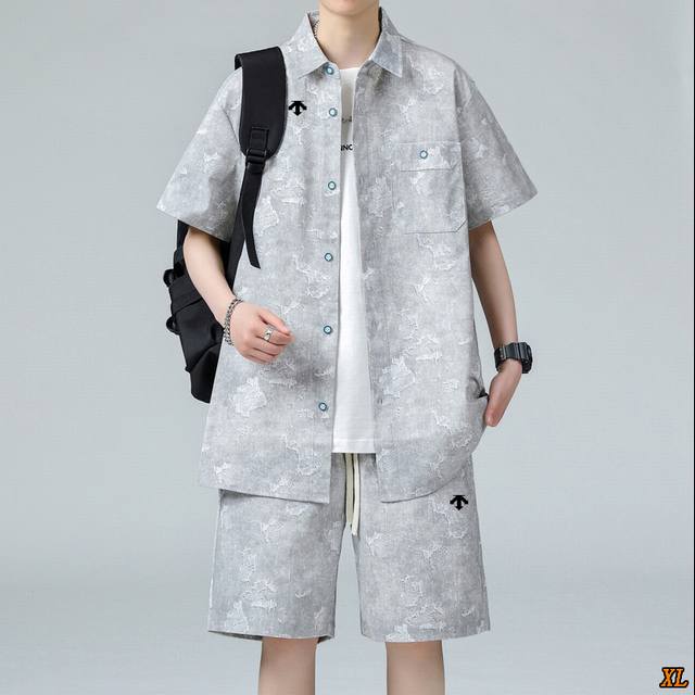 Descente迪桑特 独家实拍上新夏季高品质潮流宽松服潮牌短袖T恤提花上衣翻领衬衫两件休闲套装，本季主打，货源充足，放心主推，高端品质，经典设计，做工出色，经