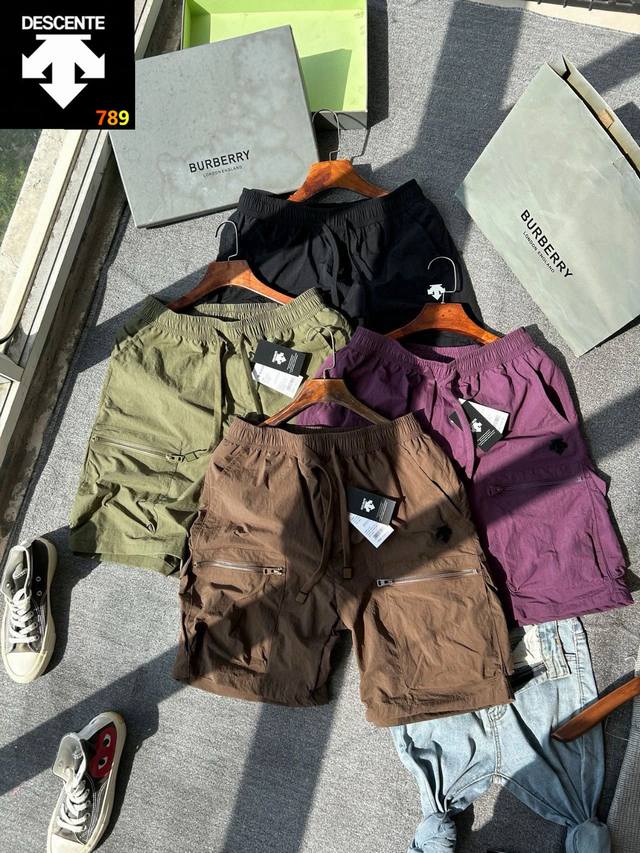 Descente迪桑特夏季休闲工装短裤，既要满足它出色的户外性能透气、速干抗撕裂等等同时还要保证出色的面料质感，这并不简单！四面有弹力上身穿着舒适不紧绷轻便型的