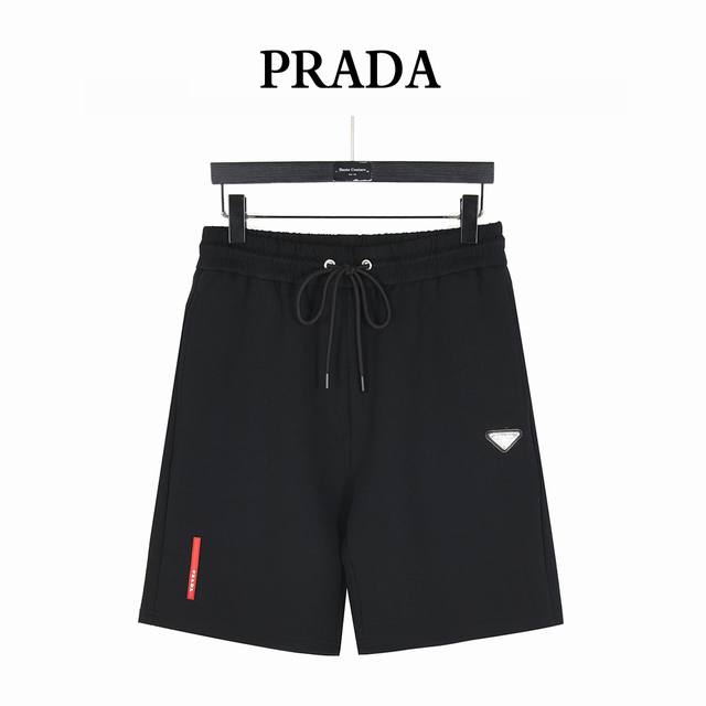 Prada 普拉达 25Ss 金属三角标红胶条Logo短裤 男女同款全新美学灵感趣味设计,渠道性质精品。让整体造型设计更加优雅时尚， 今夏最火系列，无数明星潮人