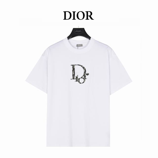Dior 迪奥 25Ss 老花贴布刺绣短袖T恤 这款 T 恤来自 Dior By Erl 尊享联名系列。 采用黑色棉质竹节平纹针织面料精心制作， 胸前饰以老花小