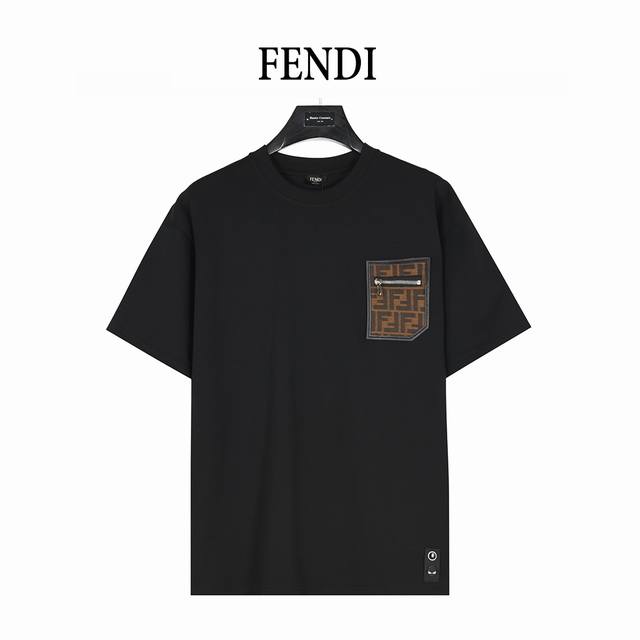 Fendi 芬迪 皮革饰边拉链口袋短袖T恤 区别市面通货，顶级版本，官网同步。口袋饰边采用皮革， 滑板风 T 恤，胸前拉链口袋。圆领短袖。黑色棉质平纹布材质。
