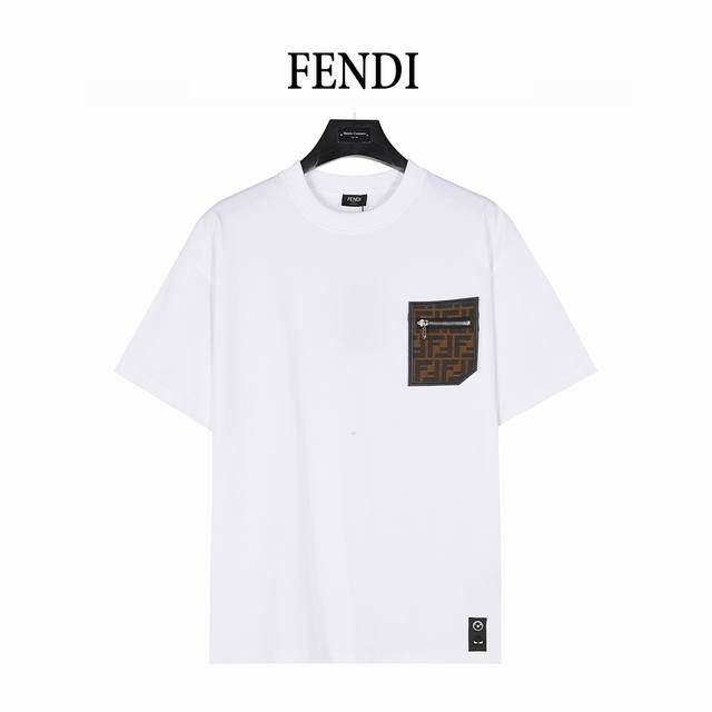Fendi 芬迪 皮革饰边拉链口袋短袖T恤 区别市面通货，顶级版本，官网同步。口袋饰边采用皮革， 滑板风 T 恤，胸前拉链口袋。圆领短袖。黑色棉质平纹布材质。
