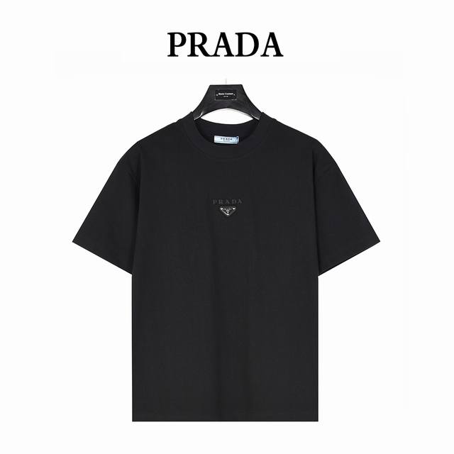 Prada 普拉达 25Ss 胸前镶嵌金属三角标及Logo压花短袖T恤 面料采用高克重260G重精梳棉，定制1:1螺纹，面料舒适亲肤无异感， 制定染面料，纺织密