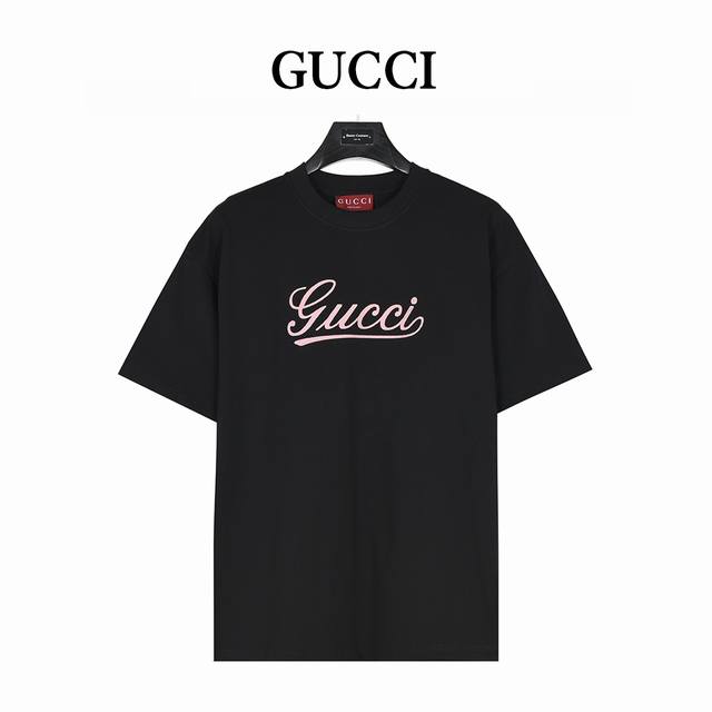 Gucci 古驰 25Ss 草写Logo标识刺绣短袖T恤 购入原版开模打造，全套定制辅料，所有细节完美还原 定织定染260G纯棉双纱紧密棉面料，洗水后达280G