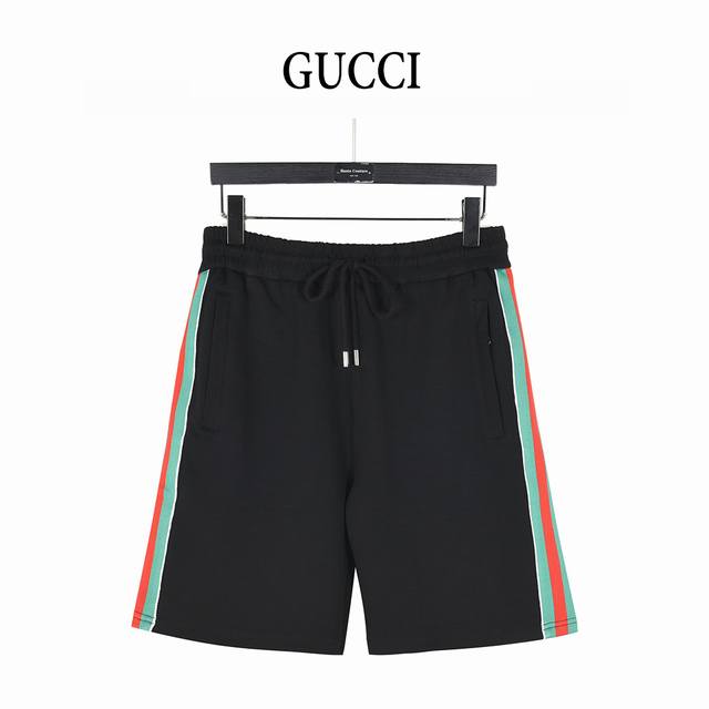 Gucci 古驰 红绿织带拼接双G刺绣运动短裤 定织定染，32支双股棉质针织面料，经洗水处理工艺，松紧抽绳腰部， 定制刻印Logo绳头扣，两侧插手袋，裤边拼接色
