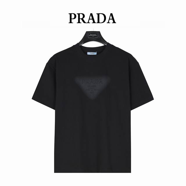 Prada 普拉达 25Ss 三角标刺绣及喷墨短袖T恤 面料采用高克重260G重精梳棉，定制1:1螺纹，面料舒适亲肤无异感， 制定染面料，纺织密度高，垂感佳，不