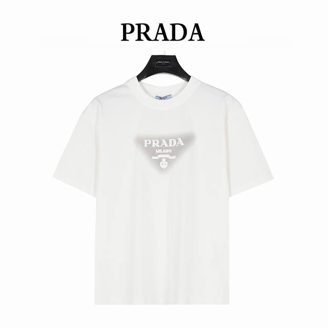Prada 普拉达 25Ss 三角标刺绣及喷墨短袖T恤 面料采用高克重260G重精梳棉，定制1:1螺纹，面料舒适亲肤无异感， 制定染面料，纺织密度高，垂感佳，不