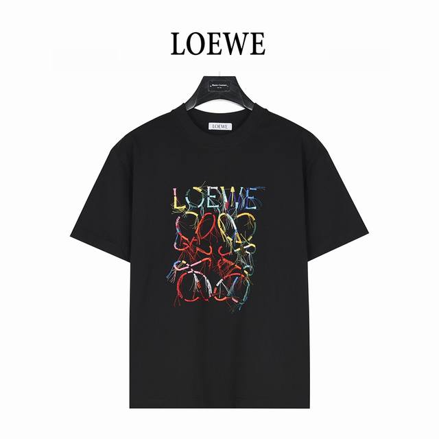 Loewe 罗意威 25Ss 彩色流苏刺绣短袖T恤 这款短袖是由L0Ewe推出的新品，主打的是彩色流苏刺绣的设计元素。 它的颜色超级丰富，有粉色、蓝色、黄色等等