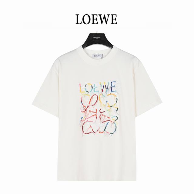 Loewe 罗意威 25Ss 彩色流苏刺绣短袖T恤 这款短袖是由L0Ewe推出的新品，主打的是彩色流苏刺绣的设计元素。 它的颜色超级丰富，有粉色、蓝色、黄色等等
