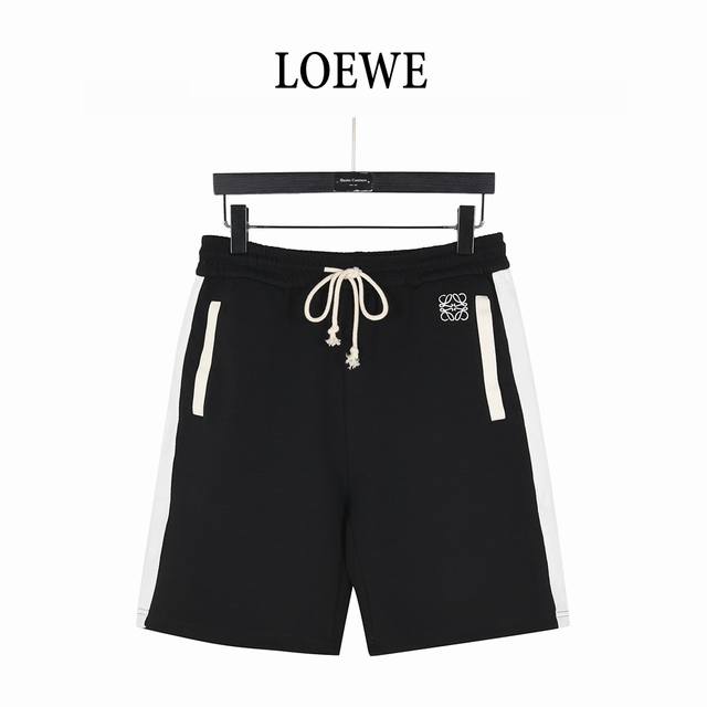 Loewe 罗意威 25Ss 小标Logo拼色织带刺绣针织短裤 2025最新款休闲短裤定制太空棉面料，采用双拼色搭配新颖别致。 品牌标识刺绣Logo标点缀！款式