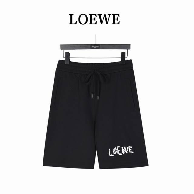 Loewe 罗意威 口袋拼接贴布Logo刺绣短裤 面料采用400G纯棉毛圈面料，订染颜色后整蚀毛处理， 对照原版做丝滑超柔处理，布面肌理股线清晰明显， 前幅裤腿