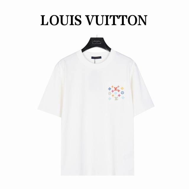 Louis Vuitton 路易威登 口袋缤纷老花七彩刺绣短袖T恤 采用32支克重260G纯棉精梳面料，搭配20S双纱2X2螺纹。 进口绣线材料由进口绣花机万针