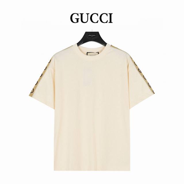 Gucci 古驰 肩部侧边双G织带短袖T恤 夏季渠道限定新款 简约又不失风格的复古品牌标识， 夏日炸街酷毙了 情侣气质款的杏色+黑色，两色推荐入手。 采用定制面