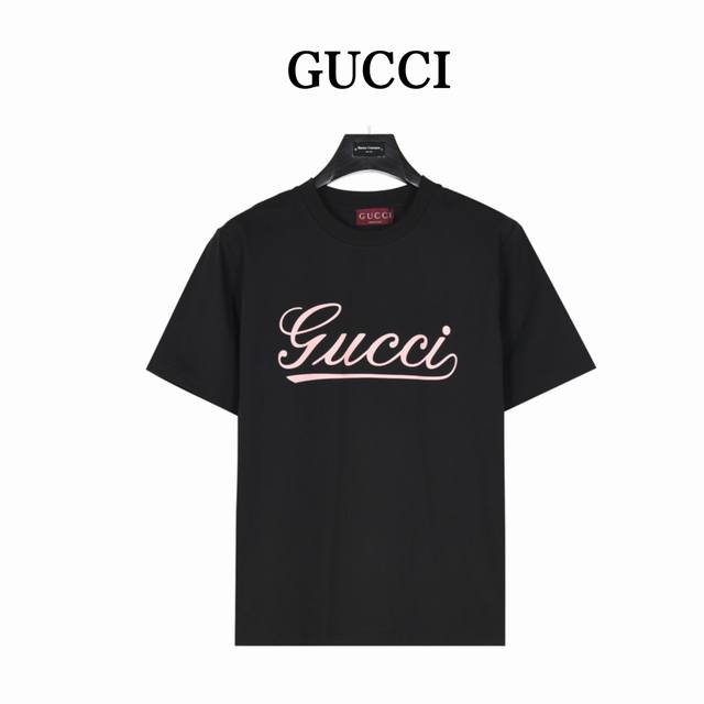Gucci 古驰 粉色字母短袖T恤 夏季渠道限定新款 简约又不失风格的复古品牌标识，夏日炸街酷毙了 情侣气质款，两色推荐入手。采用定制面料。添加杜邦公司Soro