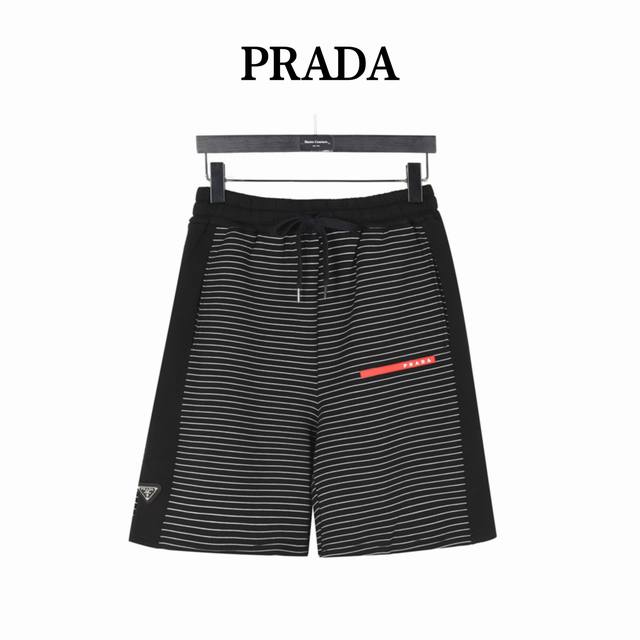Prada 普拉达 侧边三角标条纹短裤 全新美学灵感趣味设计,渠道性质精品。让整体造型设计更加优雅时尚，今夏最火系列，无数明星潮人追捧。裁剪工艺细节处理工整为玩