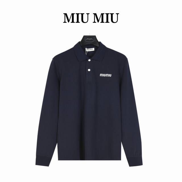 Miumiu 缪缪Mm 经典小标刺绣长袖Polo衫 采用定制面料。添加杜邦公司Sorona 索罗娜 材料，亲肤性好、长效抗菌、防螨，更耐洗，棉线经过反复处理，移