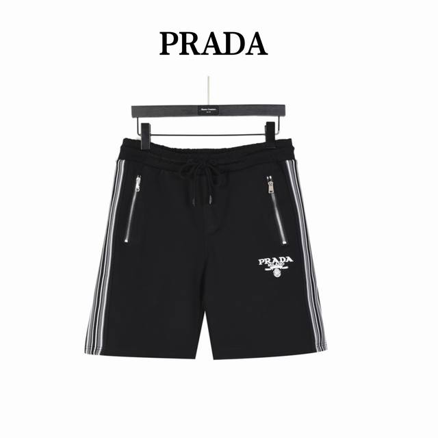 Prada 普拉达 口袋拉链侧边织带短裤 男女同款全新美学灵感趣味设计,渠道性质精品。让整体造型设计更加优雅时尚，今夏最火系列，无数明星潮人追捧。裁剪工艺细节处